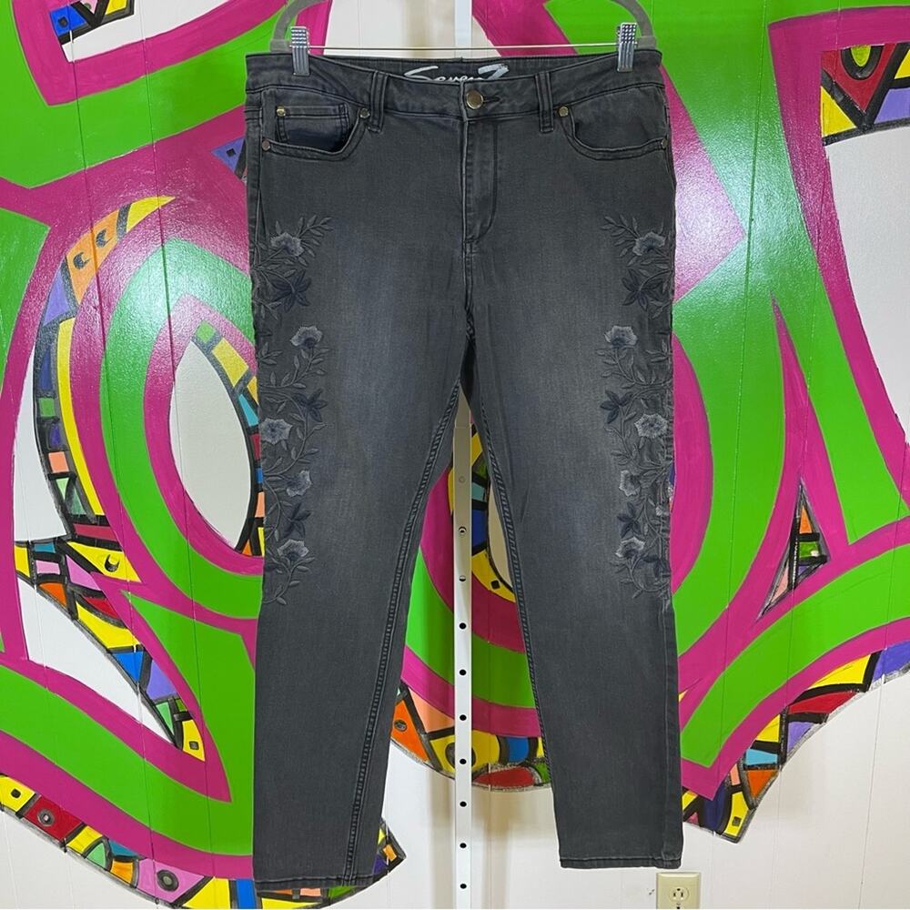Seven7, Faded Black Floral Embroidered Skinny Jeans. Size 16. Good condition!
